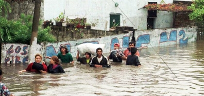 En la ciudad de Santa Fe, el río Salado produce una gravísima inundación con 23 muertos