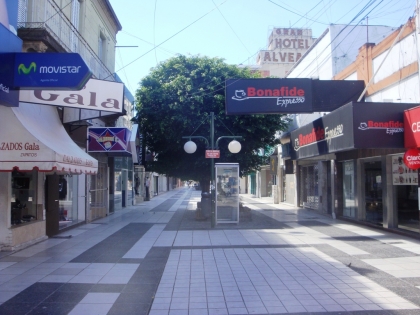 Los comerciantes del centro de Paraná piden atender al público de manera presencial