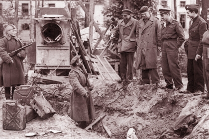 Hitler se suicida ante la llegada de los soviéticos y para evitar ser capturado