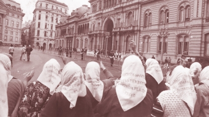 ¡Madres de la Plaza... el Pueblo las abraza!