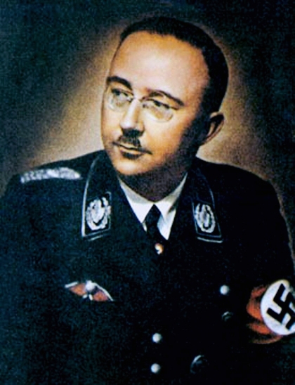 Al terminar la Segunda Guerra, Heinrich Himmler (jefe de las SS), se suicida mientras es prisionero de los británicos
