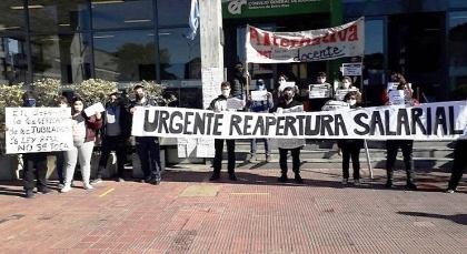 Un grupo de docentes se manifestaron frente al CGE: reclamaron la reapertura de la paritaria y dispararon contra la conducción de AGMER