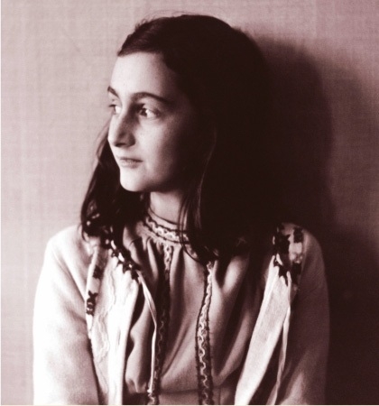 Se publica el Diario de Ana Frank, una niña judía asesinada por los nazis