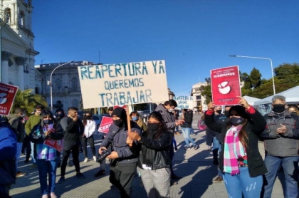 Hoteleros, gastronómicos e institutos de danza exigieron soluciones manifestándose en el centro de Paraná