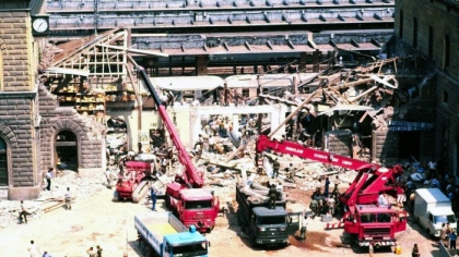 Matanza de Bolonia: En la estación ferroviaria, terroristas de derecha cometen un atentado que deja 85 muertos y más de 200 heridos