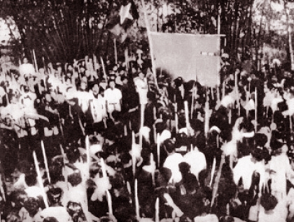 Revolución de agosto de 1945: el Viet Minh, liderado por Ho Chi Minh, ocupa Hanoi