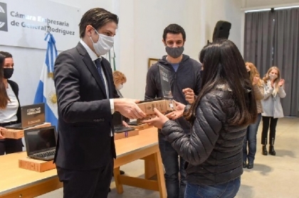 Siguen con la entrega de computadoras abandonadas por el macrismo