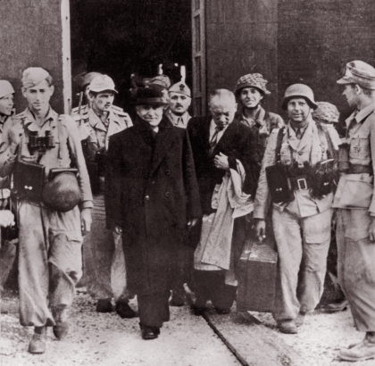Un comando alemán de las SS, al mando de Skorzeny, libera a Mussolini de su prisión