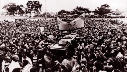 Steve Biko, el militante negro contra el apartheid, es muerto en Sudáfrica