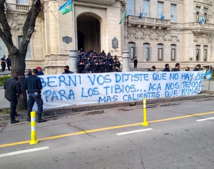 Reclamos salariales válidos, protesta violenta: la bomba que desactivó Alberto Fernández