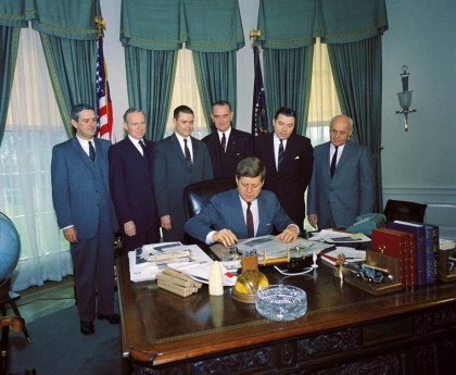 Primer debate televisado de la historia, entre los candidatos presidenciales Richard Nixon y John F. Kennedy