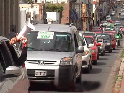 El paro nacional convocado por ATE se replicó con una caravana en Paraná