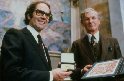 Pérez Esquivel recibe el premio Nobel de la Paz por sus denuncias contra la dictadura de Videla