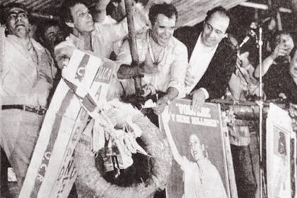 Durante el cierre de campaña presidencial, Herminio Iglesias prende fuego un ataúd con el nombre de Alfonsín