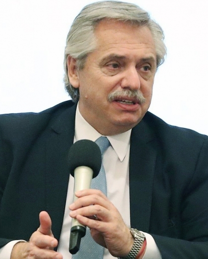 Alberto indicó que evalúan empezar a vacunar a fin de año