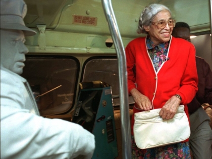Rosa Parks, una mujer negra, se niega a ceder el asiento en un autobús público a un blanco