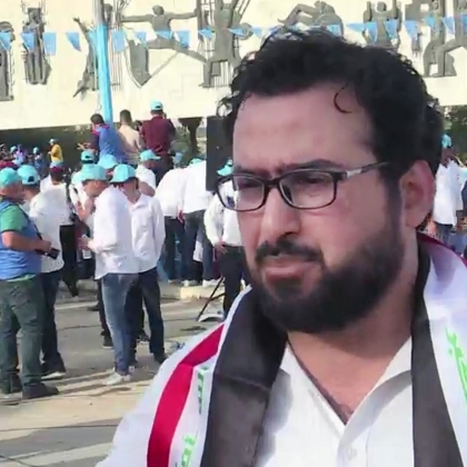 El periodista iraquí Muntazer al Zaidi revolea sus zapatos contra el presidente yanqui Bush