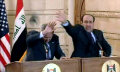 El periodista iraquí Muntazer al Zaidi revolea sus zapatos contra el presidente yanqui Bush