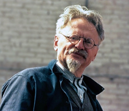 León Trotsky es expulsado de la URSS y deportado a Turquía