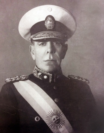 Dimite el general Ramírez, tras una reunión militar del GOU, y Edelmiro Farrell se hace cargo del poder