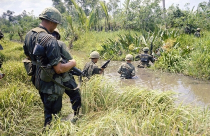 Llegan a Vietnam las primeras tropas yanquis