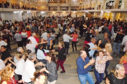 Irresponsables: En Crespo, realizan fiesta con 800 personas en salón cerrado