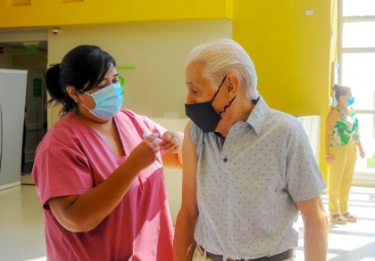 Esta semana comienzan a vacunar contra el Covid a mayores de 60 años