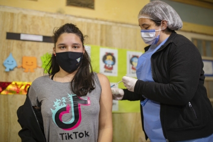En la mayoría de los departamentos de la provincia se comenzó a vacunar a adolescentes de 12 a 17 años con comorbilidades