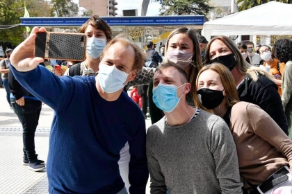 Gustavo Bordet habló en Paraná con los jóvenes de cara a las elecciones