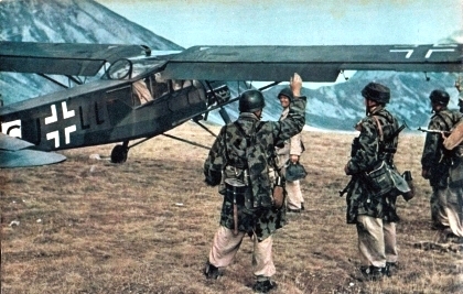 Un comando alemán de las SS, al mando de Skorzeny, libera a Mussolini de su prisión