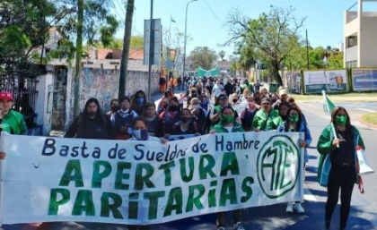 Trabajadores municipales se movilizaron en Paraná reclamando aumento salarial 