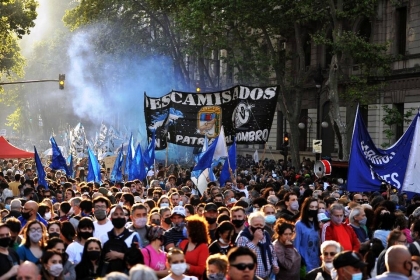Militantes y organizaciones sociales volvieron a llenar la Plaza de Mayo 