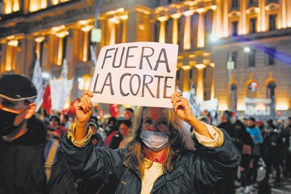 Una multitud marchó por una Justicia democrática, exigiendo la remoción de la Corte Suprema