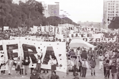 Se realiza la imponente Marcha Blanca, que reúne a miles de docentes de todo el país