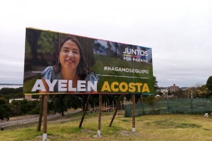 Precandidata macrista a intendente, pone un cartel sin permiso en el lugar menos indicado