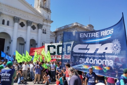 Sindicatos y organizaciones sociales llamaron a militar para frenar a los poderes concentrados