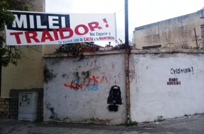Aparecieron pasacalles en Paraná con la leyenda: Milei traidor, te fuiste con la casta y la montonera