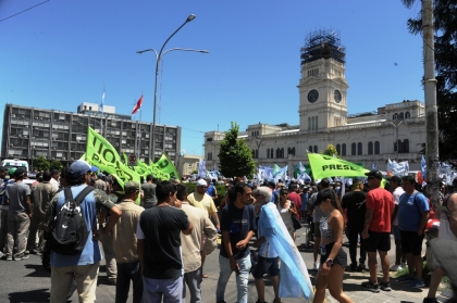Una multitud acompañó en Paraná el repudio contra las nefastas medidas de Milei
