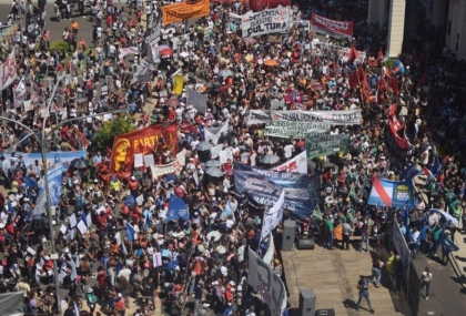 Una multitud acompañó en Paraná el repudio contra las nefastas medidas de Milei