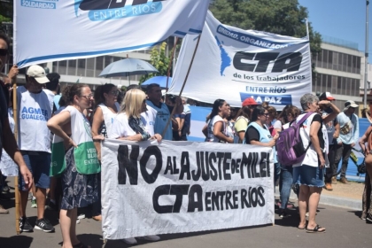 Una multitud acompañó en Paraná el repudio contra las nefastas medidas de Milei