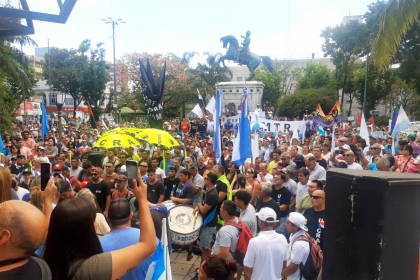 En Concordia, una multitudinaria cantidad de personas protestaron contra las funestas medidas de Milei