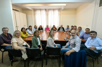 Dura réplica de los bloques peronistas que integran la Legislatura a Frigerio por su complacencia con un Milei que empobrece a la provincia