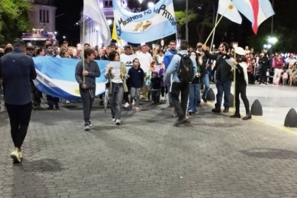 La Caminata de las Antorchas homenajeó a los caídos en Malvinas