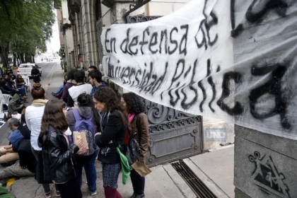 Realizaron un abrazo simbólico en la Facultad de Ciencias de la Salud
