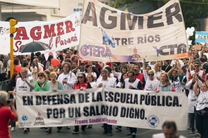 Los docentes entrerrianos realizaron una multitudinaria marcha contra los gobiernos neoliberales de Frigerio y Milei