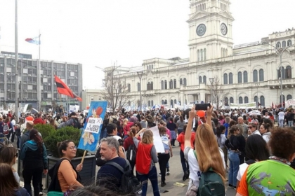 Los docentes entrerrianos realizaron una multitudinaria marcha contra los gobiernos neoliberales de Frigerio y Milei