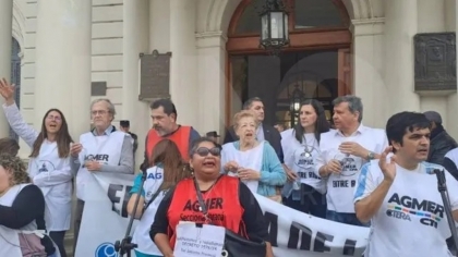 Los docentes entrerrianos realizaron una multitudinaria marcha contra los gobiernos neoliberales de Frigerio y Milei