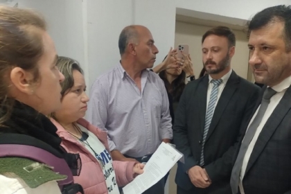 Docentes quisieron entregar un pedido a Kueider y hubo tensión cuando les impidieron la entrada