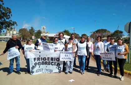 Frigerio en camioneta con vidrios oscuros: No escucha reclamos y no tiene diálogo con trabajadores