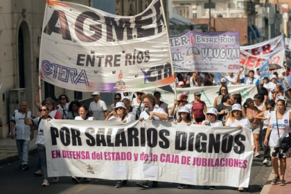 En un presente de lucha, las y los docentes arrancan el año enseñando en las calles